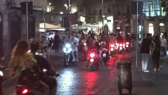 Caos a mezzanotte, via Toledo senza regole: motorini tra i pedoni 