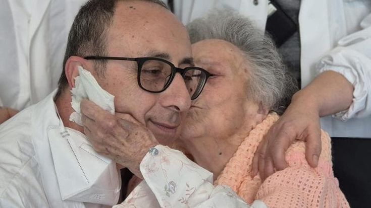 Prato, a 103 anni dopo la frattura del femore torna a camminare grazie all’ortogeriatria. E Mafalda bacia il primario