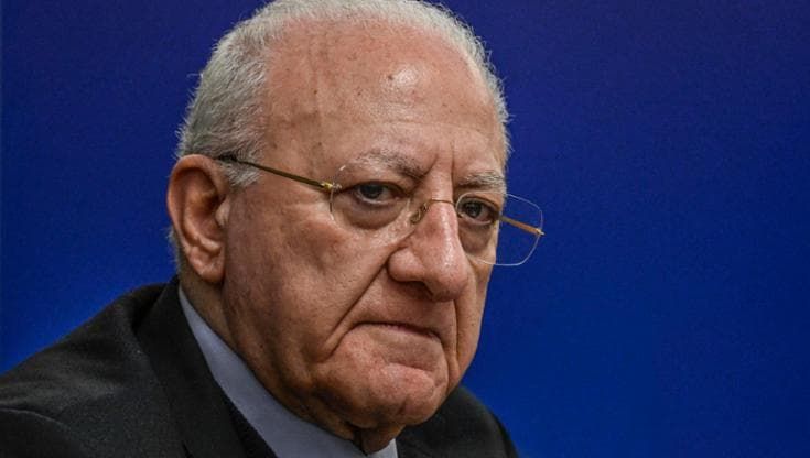 De Luca appoggia la piazza M5s del 5 aprile: “Solo le armi non servono a nulla”