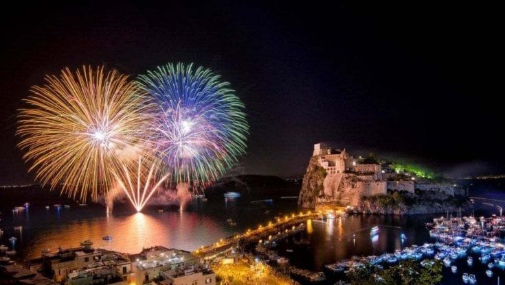 Covid, De Luca annulla la festa di Sant'Anna a Ischia, il sindaco: "Grande rammarico" 