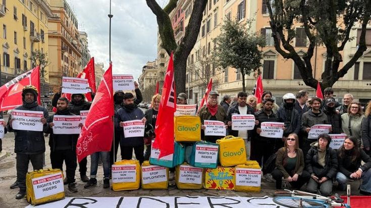 I rider in piazza per il lavoro. “Dateci un contratto e diritti”