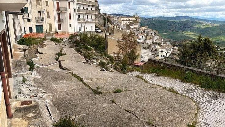 Un’altra frana colpisce la provincia di Caltanissetta, cede la terra a Sutera. Sfollata l’ex sindaca