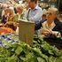 La fiducia dei consumatori cala ai livelli del maggio scorso. 