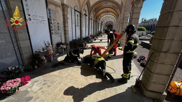 Cade in una tomba al cimitero nel Novarese, salvato dai vigili del fuoco