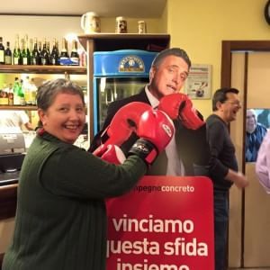 Dai guantoni all’abbraccio con Fido così il candidato si lancia sui social 