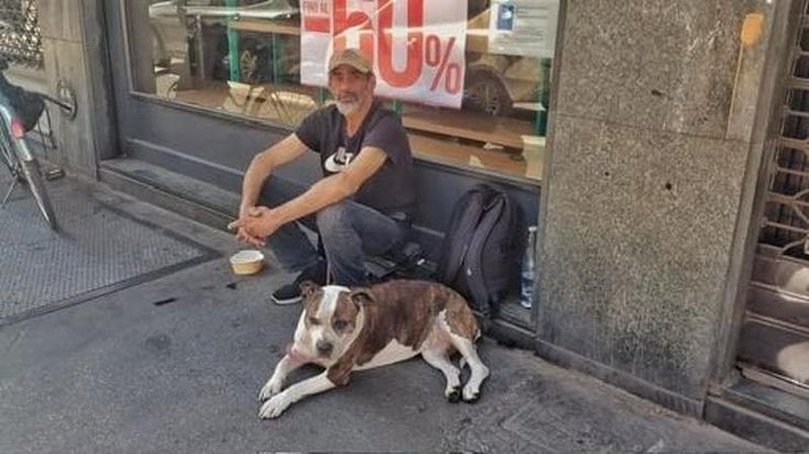 Giovanni dorme in strada per non separarsi dal cane: “Al dormitorio di viale Ortles non può entrare”