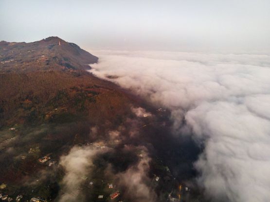 Ischia, il drone vola sulla nebbia: la suggestione in quattro scatti