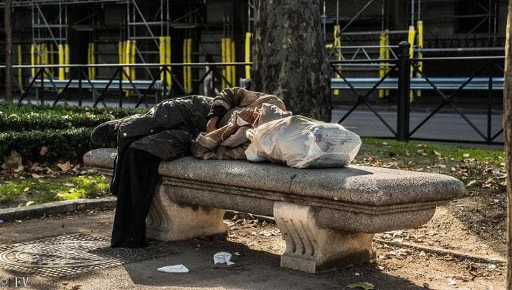 Il duro inverno di Mihai, il clochard che sfalcia l’erba e mantiene pulito un giardino a Novoli