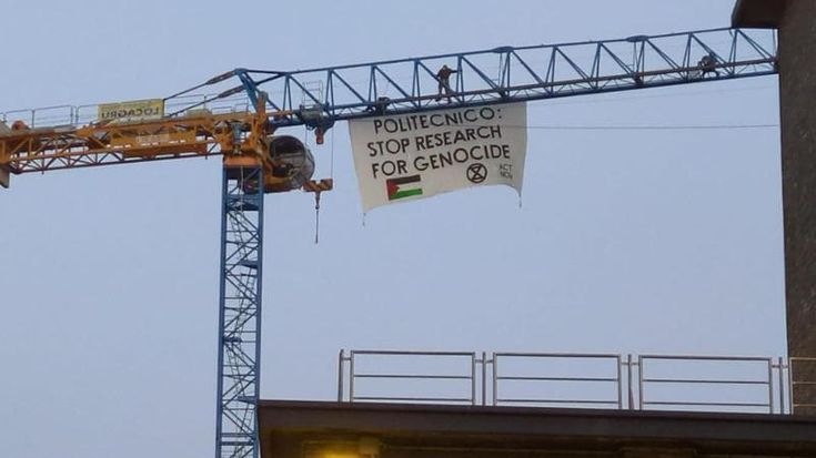 Extinction Rebellion a fianco degli studenti pro Palestina: striscione di 15 metri appeso a una gru al Politecnico