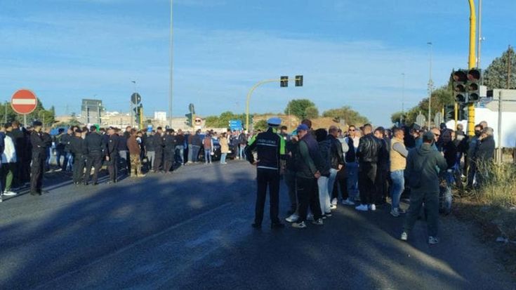 Bitonto, 300 agricoltori in sciopero bloccano strada: “Prezzo dell'olio in crollo, costi in aumento”