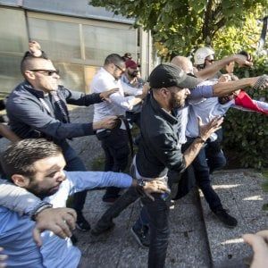 Roma, scontri tra militanti di sinistra e CasaPound al Tiburtino III: un ferito