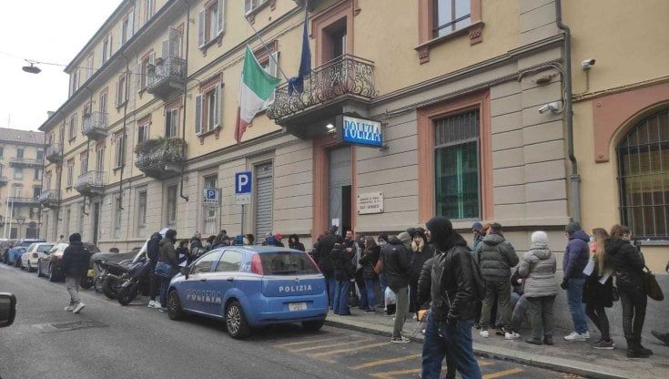 Passaporti, le code non sono finite: in fila dalle 3 
