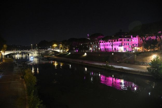 Roma, il Fatebenefratelli si tinge di rosa per la prevenzione dei tumori al seno