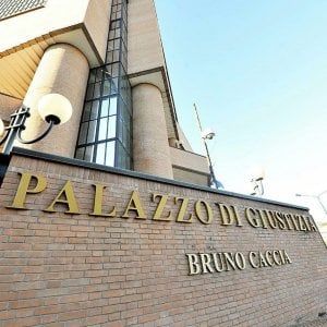 Torino, per punizione mette il guinzaglio alla compagna: condannato a otto anni