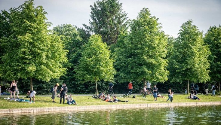 Al Parco Nord di Milano vietati topless e tanga: "Non siamo in spiaggia, la nudità qui è proibita"