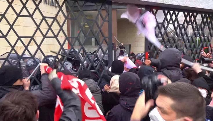 Torino, scontri tra studenti e carabinieri sotto la sede dell'Unione Industriale