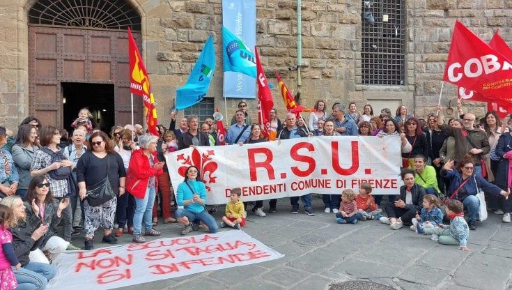Tagli alle sezioni dell'infanzia, genitori e insegnanti in piazza 