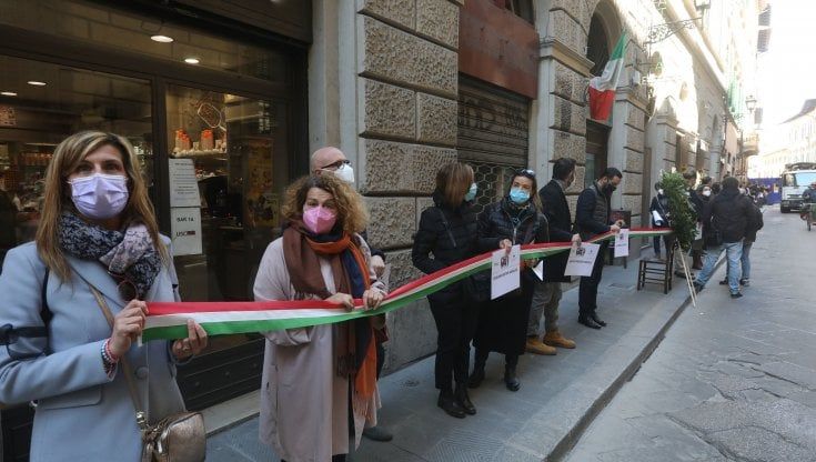 "Riapriamo in sicurezza", la catena umana di protesta dei commercianti
