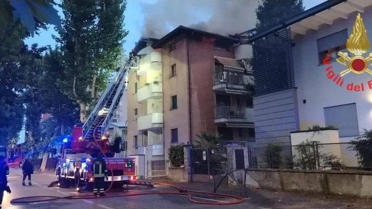 Brugherio, incendio in un palazzo: medico si lancia dal quarto piano per sfuggire al rogo e muore