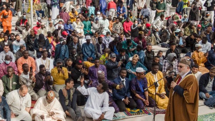 Napoli, Garibaldi è la piazza delle religioni: "Ma abbiamo dovuto pulirla noi"