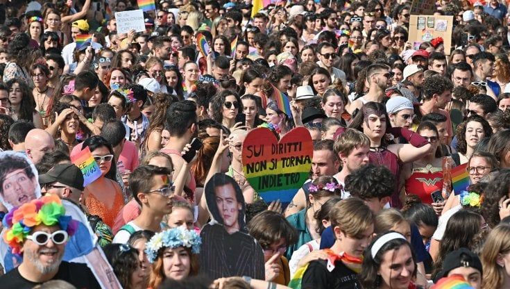 Genova, al Pride sfilano tutte le famiglie: “Il governo vuole cancellare l’esistente”