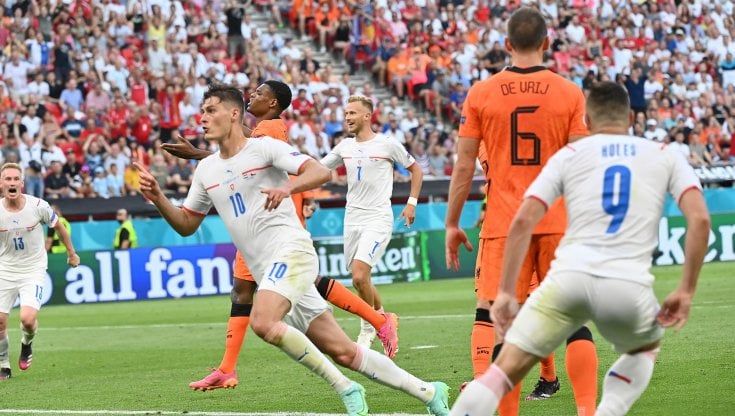 Europei, Olanda-Repubblica Ceca 0-2: de Ligt tradisce gli orange, Holes e Schick portano i cechi ai quarti