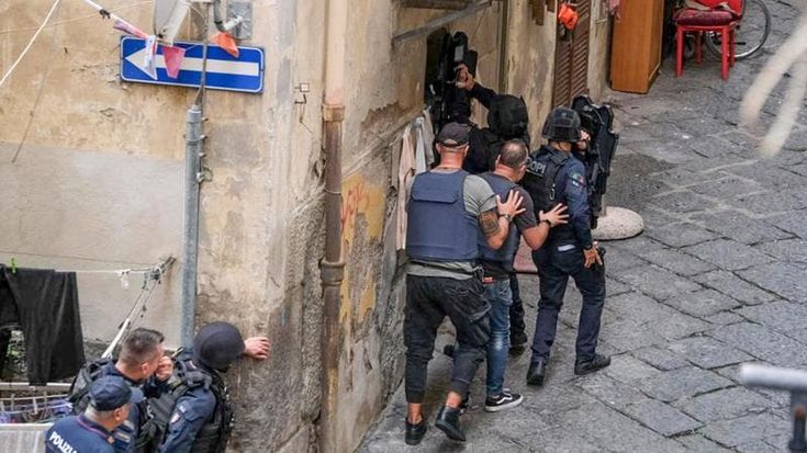 Uomo minaccia di farsi esplodere ai Quartieri Spagnoli: bloccato da polizia e vigili del fuoco