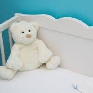Bimbo di sei mesi cade dal lettino e muore