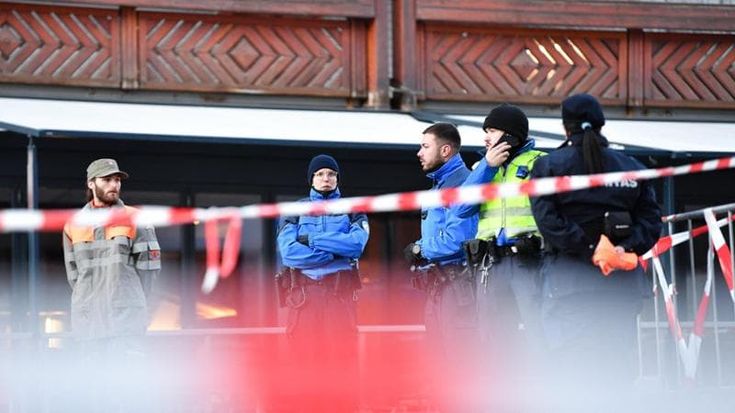 Crans-Montana, la disperazione della madre di Riccardo Minghetti: “Non parla, aspetta solo notizie”