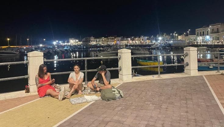 Turisti mangiano a terra sul nuovo lungomare a Santo Spirito. “Dove sono le panchine?”