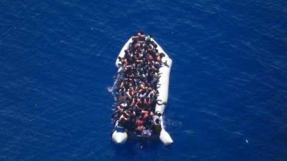 Migranti, il sindaco di Lampedusa: "Dichiaro stato di emergenza". Il mercantile Cosmo in attesa di un porto sicuro