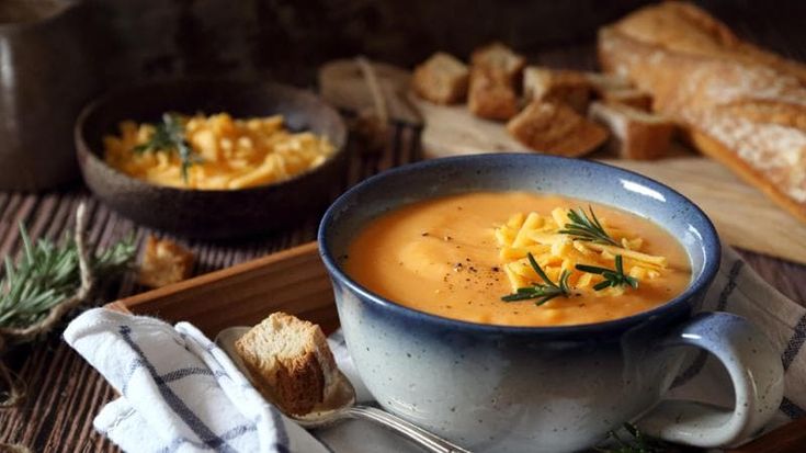 Magico autunno, zuppe contadine su tavole di lusso