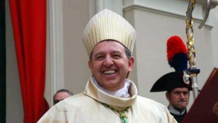 Ventimiglia e Sanremo, il vescovo sospende padrini e madrine ai battesimi: "Spesso non sono credenti". Rito separato per figli di coppie gay
