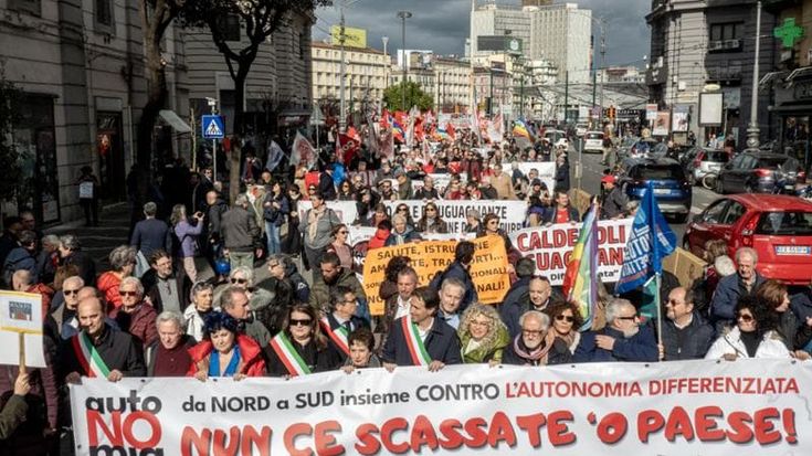 Tensione alla Camera sull’Autonomia differenziata Maurizio de Giovanni: “Fermiamoli o sarà il nostro muro di Berlino”