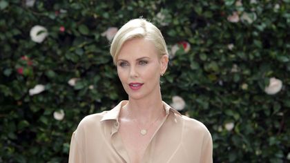 Charlize Theron a Milano, incantevole strega