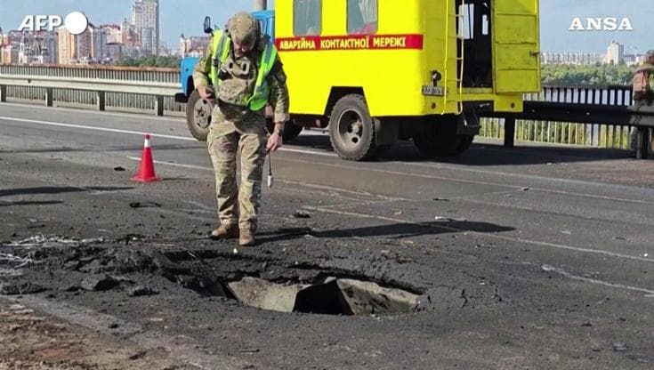 Drone russo colpisce il Ponte Nord di Kiev durante la visita del cancelliere tedesco Merz