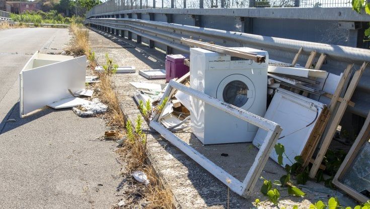 Roma, le discariche fai-da-te: quel ciclo continuo di una città senz’alibi