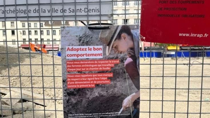 Francia, molestie alle archeologhe in canottiera al lavoro negli scavi nella banlieue. La destra insorge: “Colpa dell’islamizzazione del quartiere”
