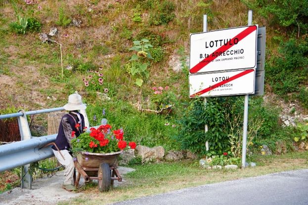 Il paese si spopola? I nuovi residenti sono pupazzi