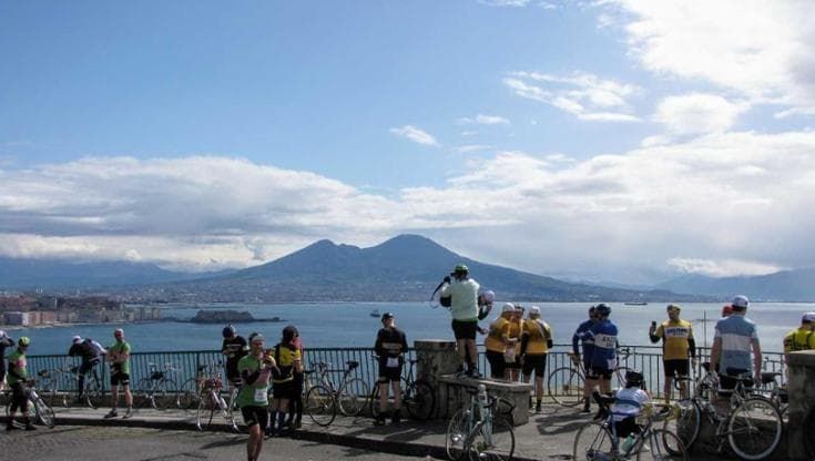Napoli, domenica torna “La Vulcanica”: si corre con bici e abbigliamento d’epoca
