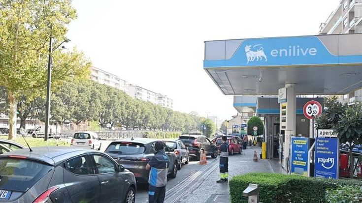 Benzina e gasolio scatta il taglio dei prezzi è subito caccia al pieno