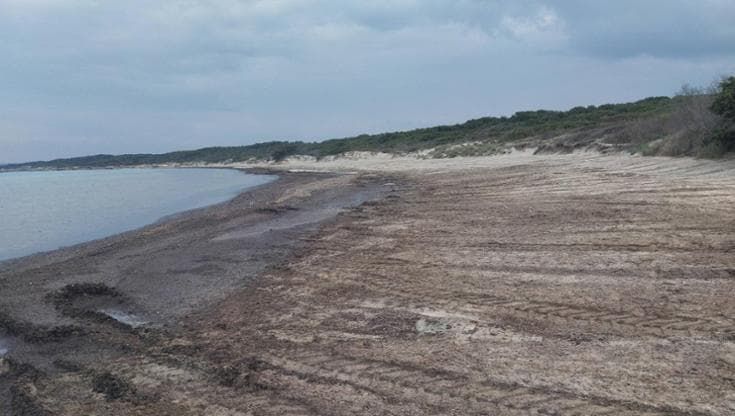 Gallipoli, ultimo sfregio a Lido Pizzo: la sabbia della spiaggia libera portata in un tratto privato