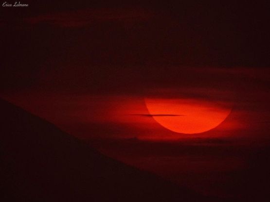 Procida, il sole sorge dietro al Vesuvio: l'alba rosso fuoco è uno spettacolo
