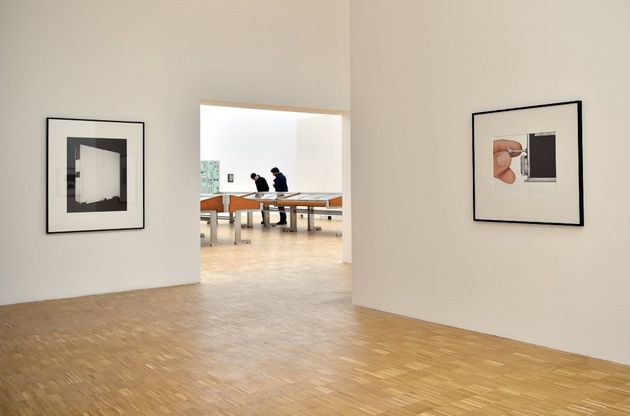 Lettere, collage e muri temporanei: Christopher Williams alla Triennale di Milano