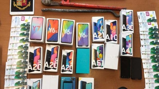 Furto con scasso in negozio di telefonia, portati via 20 smartphone, tablet e schede: cinque arresti a Milano