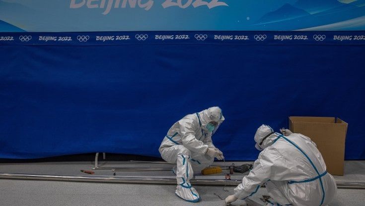 Olimpiadi di Pechino, fughe su voli privati e campioni in isolamento: "Chi arriva in Cina ha vinto la lotteria"