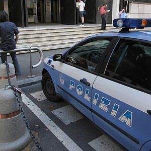 Varese, tenta di affogare la moglie nella vasca da bagno: 55enne in manette