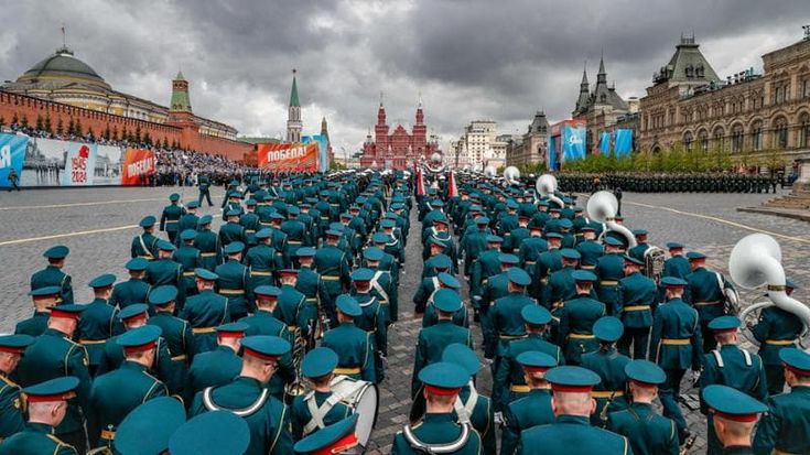 Alla Parata della Vittoria sotto la neve, Putin minaccia: “Le nostre forze nucleari sono in allerta”