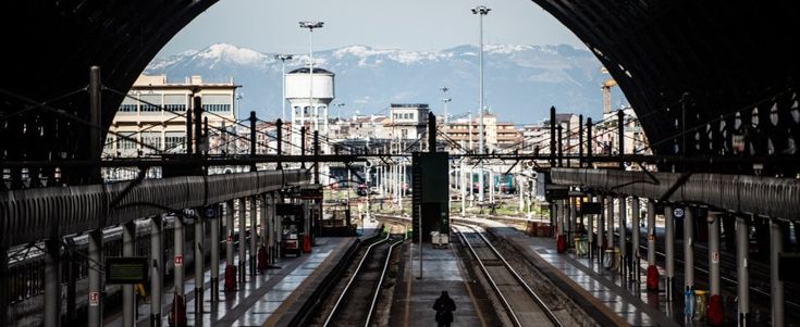 Coronavirus, la Lombardia chiude tutto: stop fino al 25 marzo a uffici e negozi. Aperti solo alimentari, farmacie e servizi essenziali