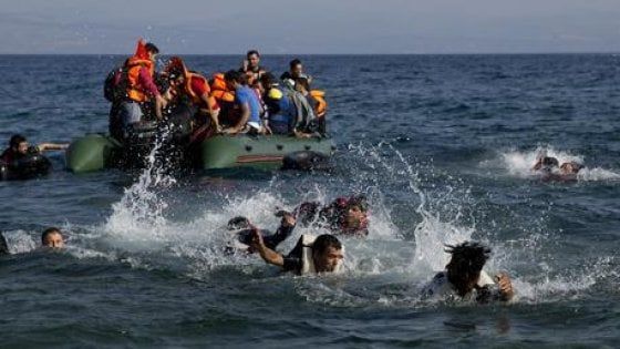 "Nave militare non interviene davanti ad un gommone che affonda carico di gente"